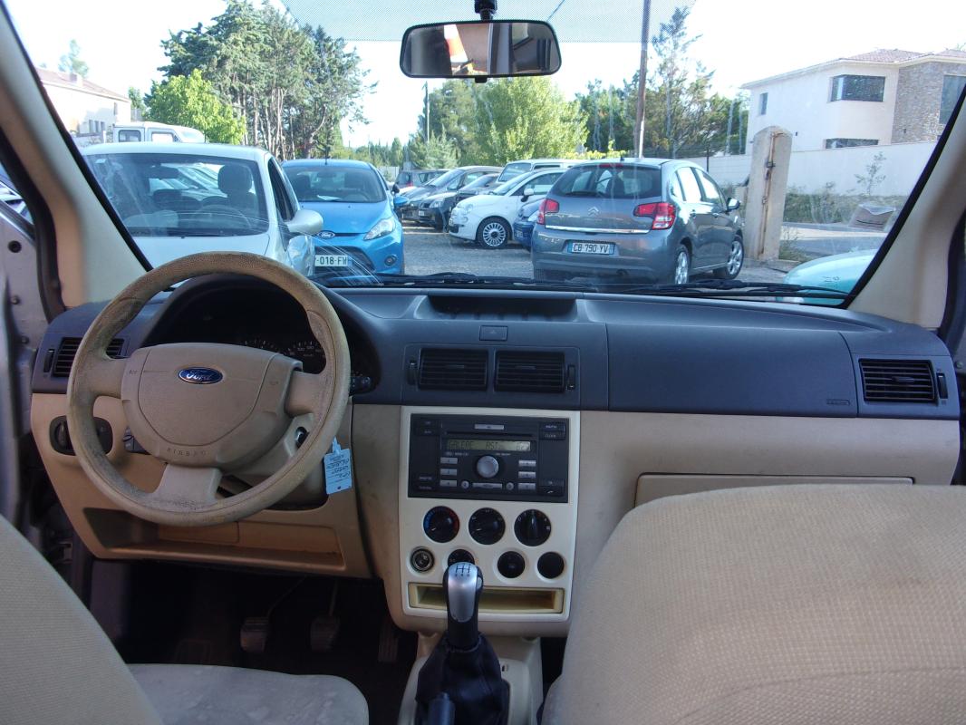 Ford Tourneo Connect - 1,8 TDCI 110CV T210 COURT