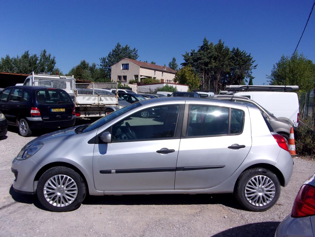 RENAULT CLIO - III 1,6 PROACTIVE DYNAMIQUE BOITE AUTO (2006)